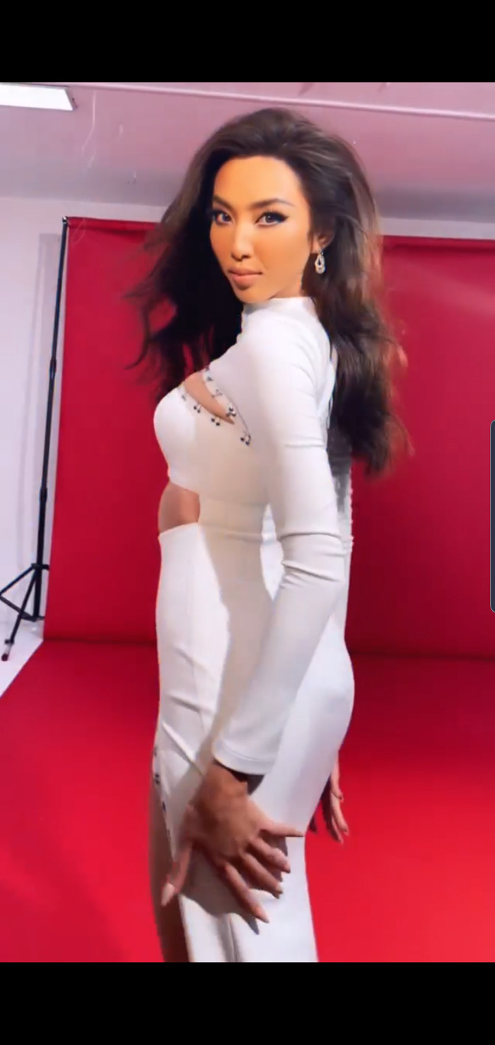 Dù chỉ là clip hậu trường chưa qua chỉnh sửa nhưng có thể nhận thấy, nhan sắc của đại diện Việt quả không phải xoàng. 