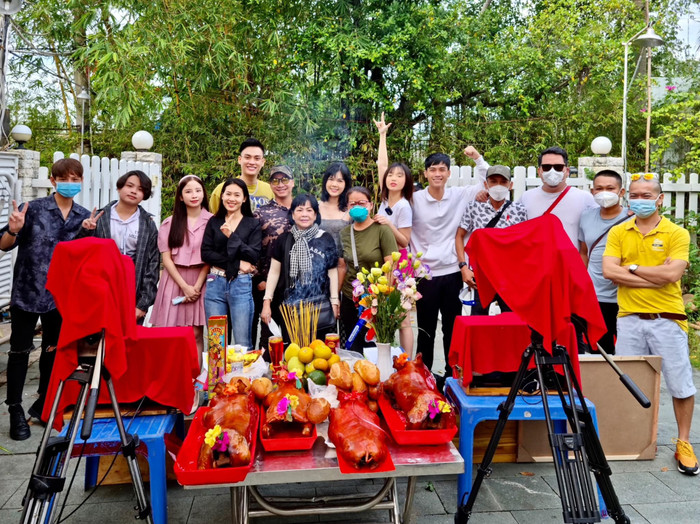 Ngọc Trinh cùng ekip trong buổi khai máy bộ phim mới.