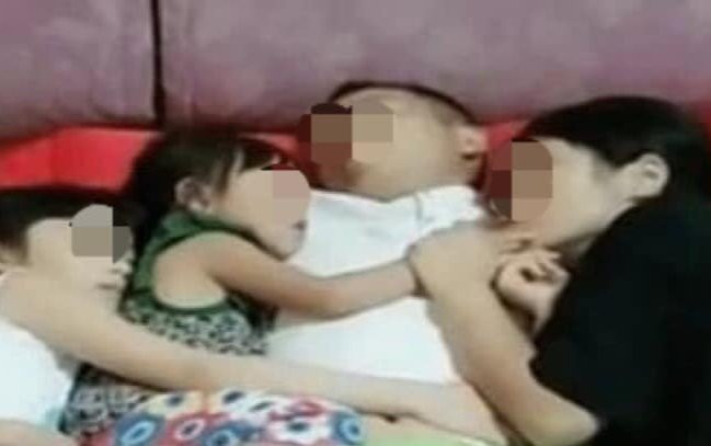 Mẹ đăng tải bức ảnh 5 bố con say sưa ngủ đầy tình cảm, dân mạng liền tranh cãi dữ dội vì chi tiết này Ảnh 2