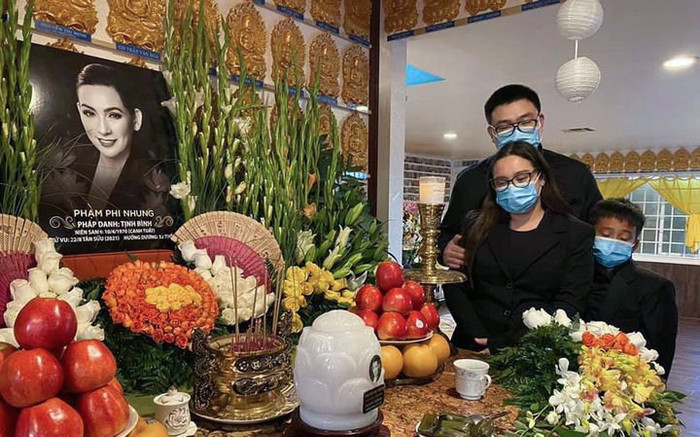 Hình ảnh con rể và cháu trai Phi Nhung đứng lặng người trước bàn thờ cố ca sĩ Ảnh 2