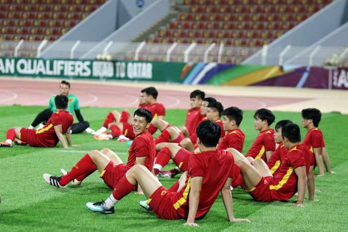 Tại buổi tập làm quen sân, các tuyển thủ Việt Nam tỏ ra rất hưng phấn và không gặp nhiều khó khăn để hoàn thành các yêu cầu của Ban huấn luyện.