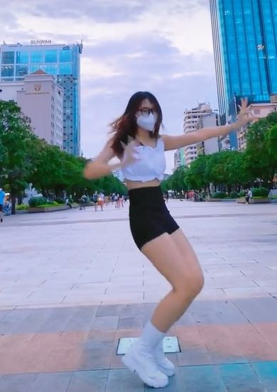 Bộ trang phục cô gái mặc khi ra đường gây tranh cãi. 