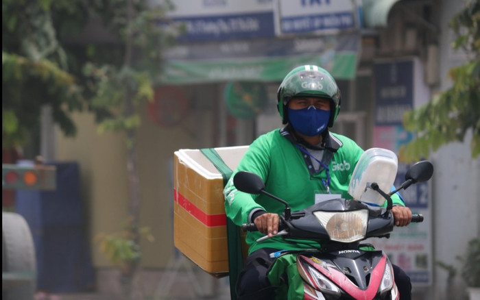 Vì sao các shipper vẫn phải thực hiện xét nghiệm 3 lần/ngày dù đã tiêm đủ 2 mũi vaccine? Ảnh 2