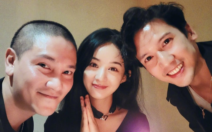 Triệu Lệ Dĩnh khoe ảnh mừng sinh nhất tươi rói bên hai nam thần: Phụ nữ đẹp nhất khi không thuộc về ai! Ảnh 2