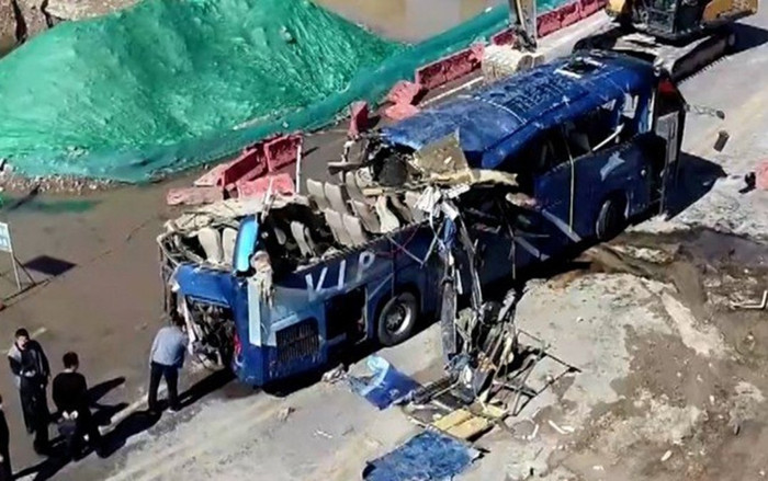 Xe buýt lao xuống sông do mưa lũ khiến 13 người chết ở Trung Quốc Ảnh 2