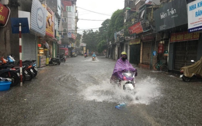 Bão số 8, giật cấp 13 vừa đi vào Biển Đông, đang tiếp tục mạnh thêm, độ rủi do thiên tai cấp 3 Ảnh 2