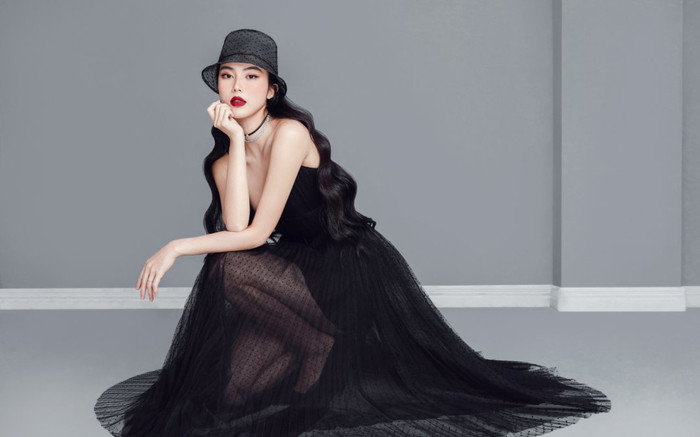 Không hổ danh fashionista đẹp nhất nhì Vbiz, Helly Tống lên đồ sang muốn xỉu với loạt váy đầm yêu kiều Ảnh 2