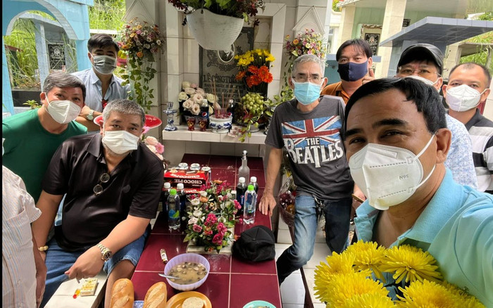 Quyền Linh và chồng NSND Hồng Vân đến thăm mộ cố diễn viên Lê Công Tuấn Anh Ảnh 2