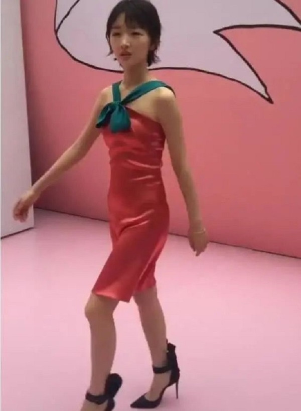 Châu Đông Vũ quá gầy khiến tỉ lệ đầu và cơ thể mất cân đối, việc phối hợp trang phục cũng trở nên khó hơn. Tuy nhiên có vẻ như cô nàng rất thích những bộ váy cắt xẻ quyến rũ và vô tình phô ra nhiều khuyết điểm cơ thể của cô hơn.