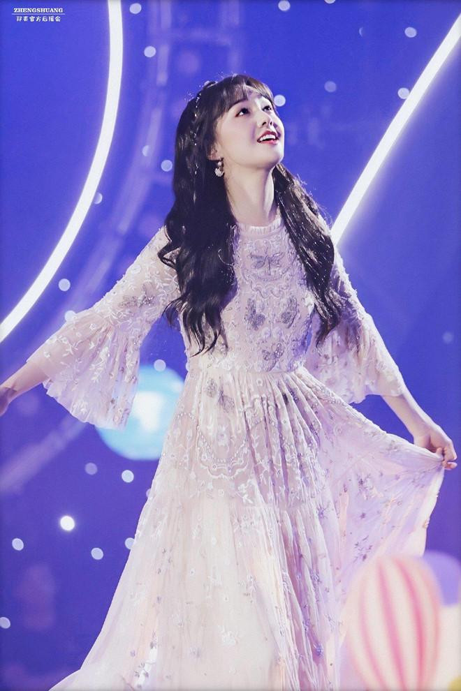 Trịnh Sảng không ít lần khiến người nhìn hoảng hốt vì thân hình gầy gò, nhan sắc nhạt nhòa, trang phục dù dát hàng hiệu vẫn không thể đẹp được