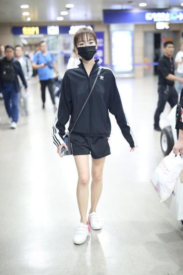 Người hâm mộ đã từng rất lo lắng cho Ngô Cẩn Ngôn khi nhìn thấy hình ảnh cô nàng trông thiếu sức sống. Ngô Cẩn Ngôn cũng từng bị xếp vào danh sách sao mặc xấu vì ngoại hình gầy gò của mình