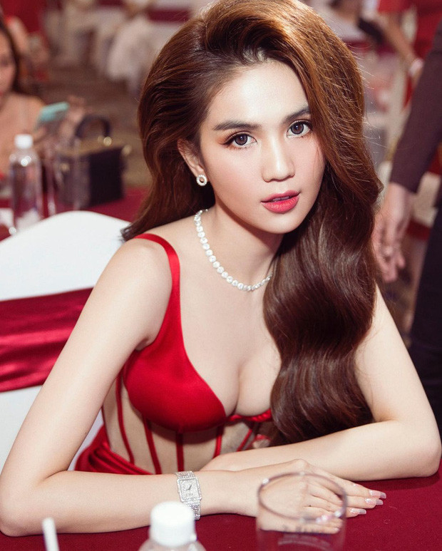 Ngọc Trinh luôn là mỹ nhân chiếm trọn spotlight mỗi khi xuất hiện tại sự kiện.