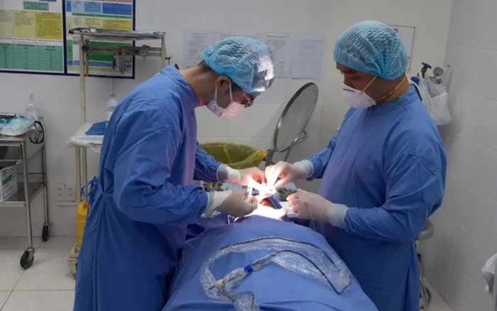 Tiêm làm đầy má hóp, nửa năm sau cô gái nhập viện, bác sĩ phải rạch mặt cấp cứu Ảnh 2