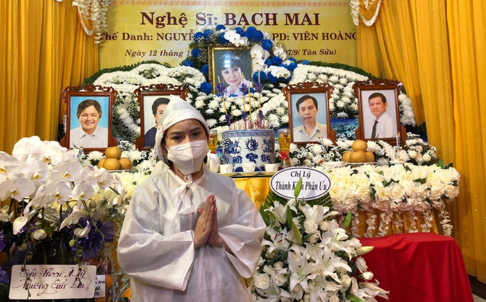 Lễ Chung thất NS Bạch Mai: Đồng nghiệp đến viếng, Bình Tinh nghẹn ngào: 'Bây giờ tôi bị vô cảm' Ảnh 2