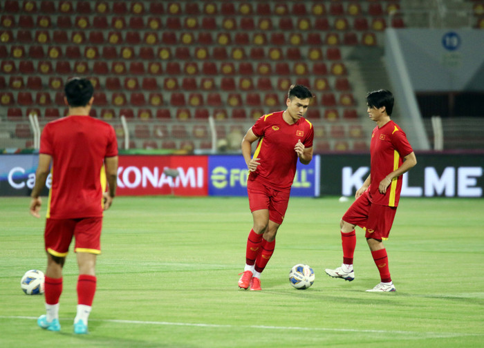 Tuấn Anh (ngoài cùng bên phải) tái phát chấn thương gối ngay trước trận Việt Nam đấu Oman.