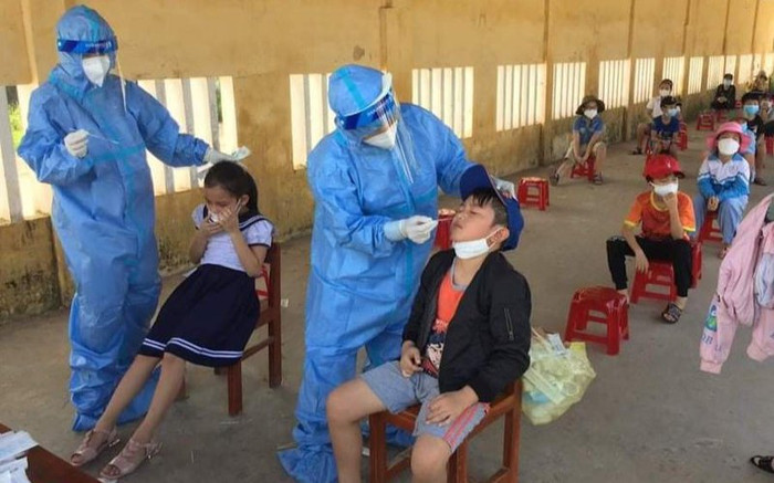 Vừa học trực tiếp được nửa tháng, Quảng Ngãi tạm dừng cho học sinh đến trường vì có ca nhiễm Covid-19 Ảnh 2