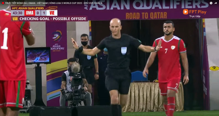 VAR và trọng tài liên tục làm gián đoạn trận Việt Nam vs Oman.