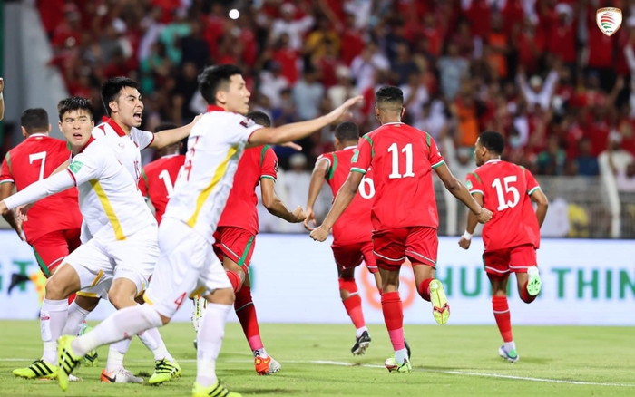 Trung vệ Đỗ Duy Mạnh không phục trọng tài, nói bắt chưa chính xác Ảnh 2