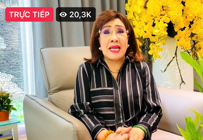 Danh ca Thái Châu, NSND Lệ Thủy bật khóc không tin Phi Nhung ra đi: 'Con đã quá gian truân rồi' Ảnh 3