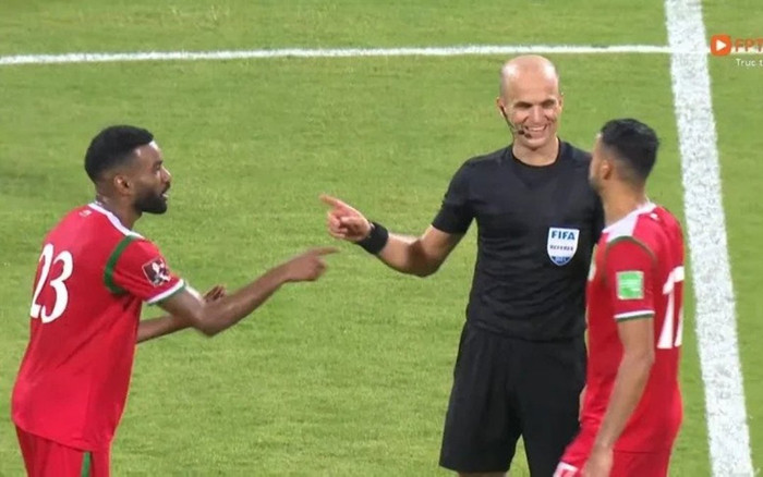 Tranh cãi khoảnh khắc trọng tài tươi cười với cầu thủ Oman Ảnh 2