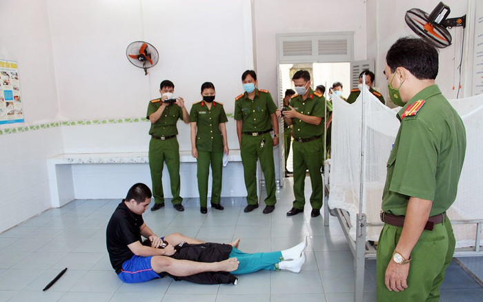 Thực nghiệm hiện trường vụ em trai sát hại chị gái lấy tiền đưa bạn gái đi du lịch Ảnh 2