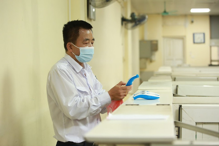 Các thiết bị y tế, đo thân nhiệt được chuẩn bị.