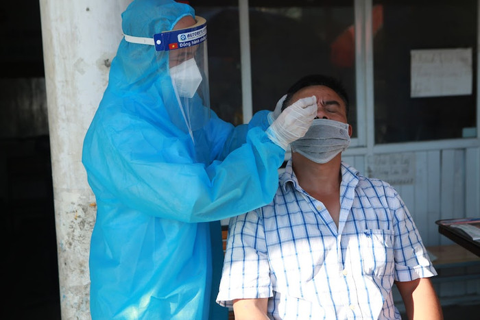 Test nhanh cho tài xế lái xe tại bến xe Nước Ngầm.