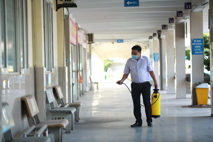 Phun khử khuẩn các khu vực trong bến xe Giáp Bát.