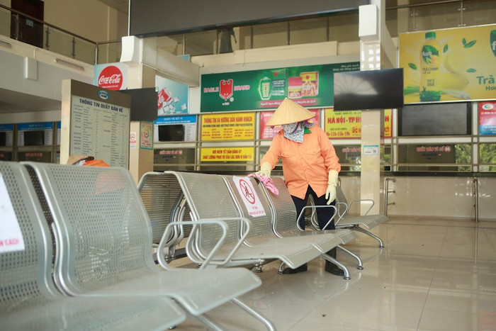 Ghế ngồi được lau chùi sạch sau thời gian dài bến xe dừng hoạt động do dịch bệnh Covid-19.