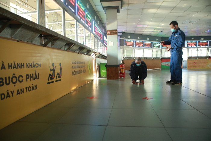 Hà Nội: Bến xe tất bật chuẩn bị đón khách trở lại sau thời gian dài tạm dừng vì dịch Covid-19 Ảnh 12