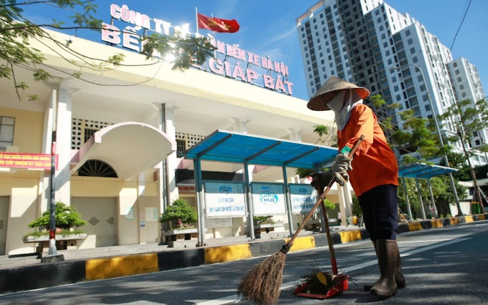Hà Nội: Bến xe tất bật chuẩn bị đón khách trở lại sau thời gian dài tạm dừng vì dịch Covid-19 Ảnh 2