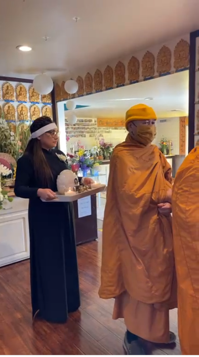 Wendy Phạm ôm tr.o cốt ca sĩ Phi Nhung di chuyển từ Tịnh Xá Giác An sang chùa Huệ Quang, (California, Mỹ) để chuẩn bị cho lễ cầu siêu tại chùa