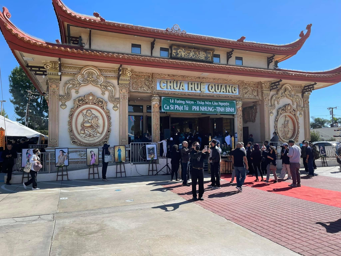 Quang cảnh trước chùa Huệ Quang, địa điểm diễn ra chương trình tang lễ của cố ca sĩ Phi Nhung. Bầu trời rất trong xanh và đẹp. Nhiều hình ảnh lúc sinh thời của ca sĩ Phi Nhung được trưng bày trước cổng chùa