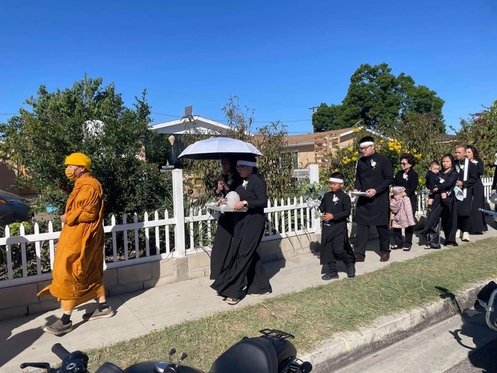 Con gái ruột Wendy Phạm dẫn đoàn, theo sau là con rể và cháu ngoại của cố ca sĩ Phi Nhung cùng người thân trên đường dẫn vào chùa Huệ Quang