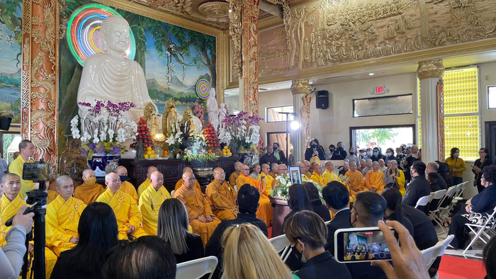 Quang cảnh diễn ra lễ cầu siêu và phát tang cố ca sĩ Phi Nhung. Chương trình cầu siêu mang tên 'Thành phục và tiến linh cầu nguyện' sẽ được diễn ra trong khoảng 2 tiếng, từ 11h sáng đến 1h trưa ngày 12/10 (giờ địa phương)