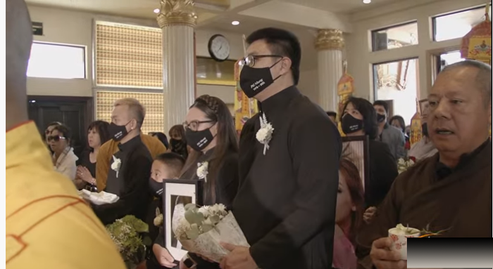 Gia đình Wendy Phạm cùng em trai Phi Nhung bên trong buổi lễ cầu siêu cố ca sĩ