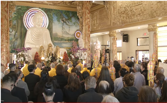 Lễ cầu siêu diễn ra vô cùng trang nghiêm và thành kính. Sau lễ cầu siêu và phát tang là lễ viếng sẽ được diễn ra từ 1h trưa đến 7h30 tối, cuối cùng là lễ tưởng niệm và đốt nến vào lúc 8h tối cùng ngày.