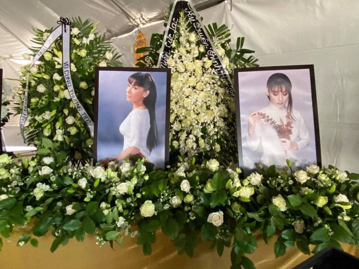 Những hình ảnh sinh thời đẹp nhất của cố ca sĩ đặt dọc lối đi vào khu vực viếng