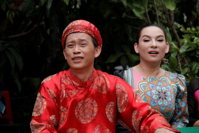 Nghệ sĩ Hoài Linh và cố ca sĩ Phi Nhung có mối quan hệ rất thân thiết. Trong tang lễ giọng ca Áo mới Cà Mau, danh ca Giao Linh cho biết bà có hai người con tinh thần mà bản thân luôn yêu thương, đó là ca sĩ Phi Nhung và nghệ sĩ Hoài Linh. 