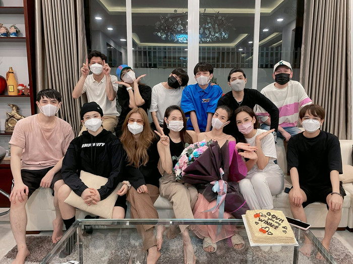 Nhiều người bạn thân thiết của vợ chồng Đông Nhi - Ông Cao Thắng đã hội ngộ để ăn mừng sinh nhật nữ ca sĩ, nhưng vẫn đảm bảo an toàn 5K