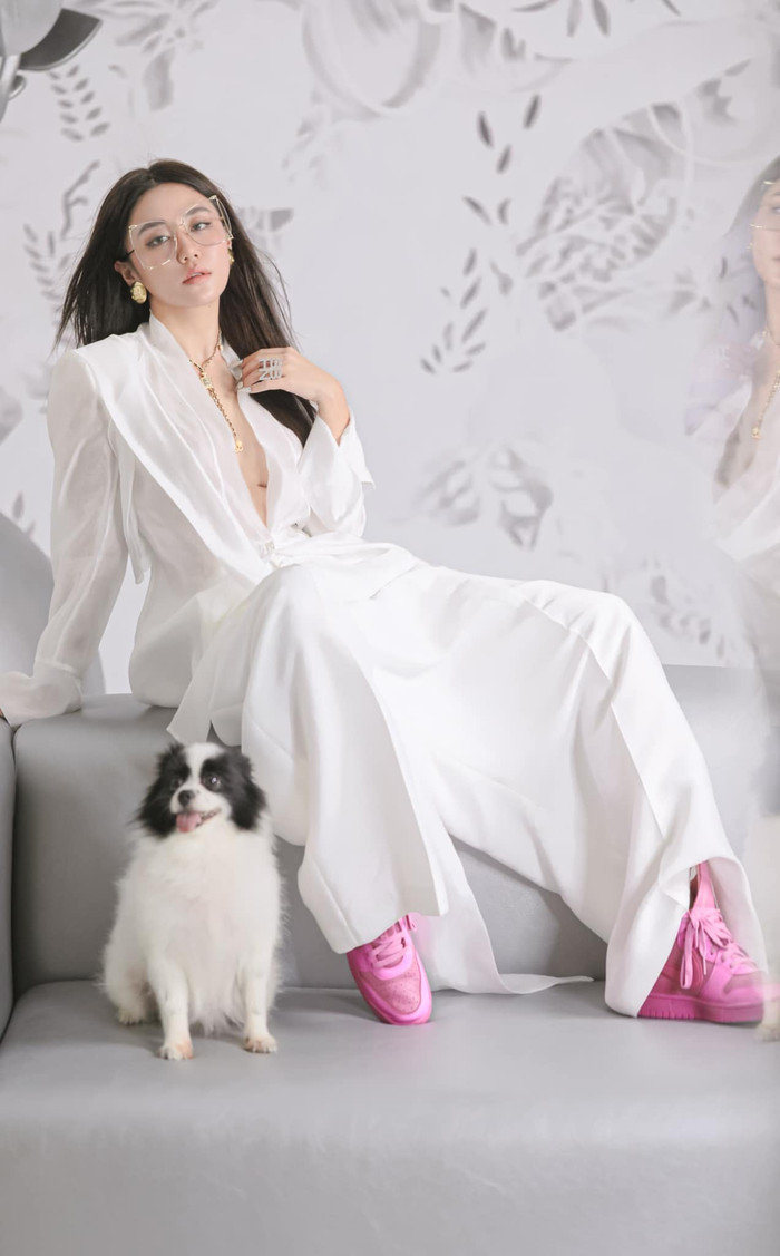 Đặc biệt người đẹp chọn giày thể thao màu hồng mix cùng tổng thể set đồ nhằm gây thu hút 