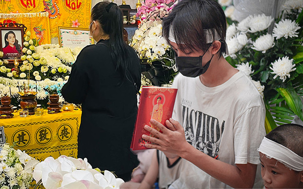Hôm lễ viếng 3/10, Hồ Văn Cường mặc chiếc áo thun trắng quen thuộc.