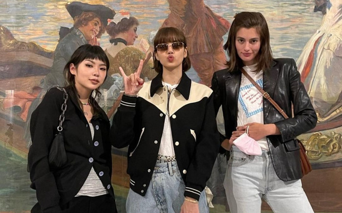 Lisa Black Pink 'chất phát ngất' trong set đồ bụi bặm khi đi chơi tại Pháp Ảnh 2