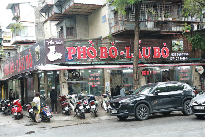 Các quán phở tấp nập khách trong ngày đầu mở bán tại chỗ.