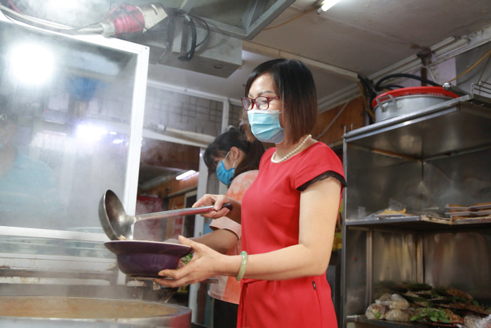 Đa số các quán ăn đều trong tình trạng tấp nập, chủ quán liên tục chế biến để kịp đáp ứng nhu cầu của khách hàng.