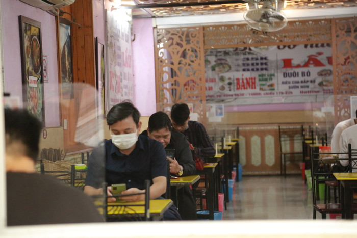 Khách hàng được yêu cầu ngồi giữ khoảng cách tại các quán ăn.