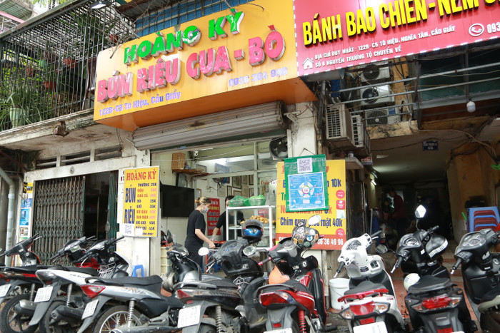 Các quán có diện tích nhỏ cũng khá đông khách.