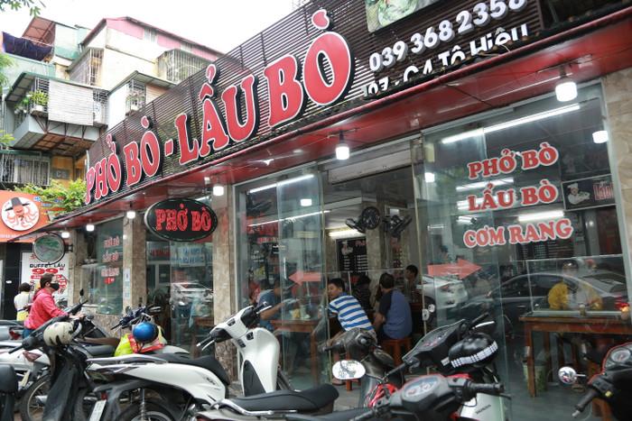 Quán ăn đông đúc khách trong ngày đầu mở cửa.