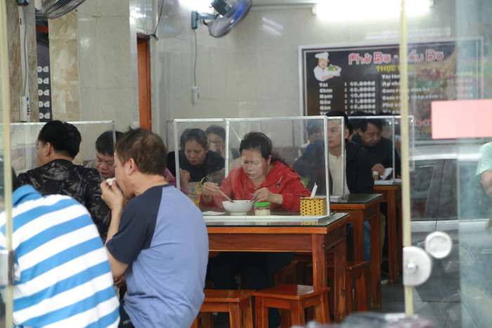 Các quán trang bị tấm chắn giọt bắn, vách ngăn để đảm bảo công tác phòng chống dịch bệnh.