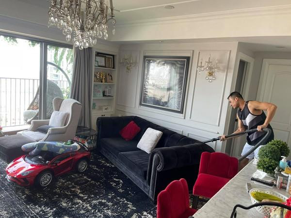 Phòng khách với ghế sofa tông đen, đỏ làm điểm nhấn chính cho cả nhà. Chùm đèn pha lê trên trần cũng góp phần tạo nên độ sang trọng cho gia chủ. 